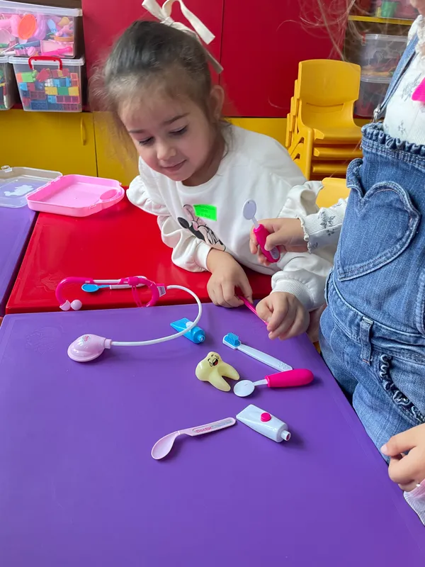 Centre: 🎭 Joc de rol: “La stomatolog”; 👷‍♂️Construcții: “Clinica dentara” (5)