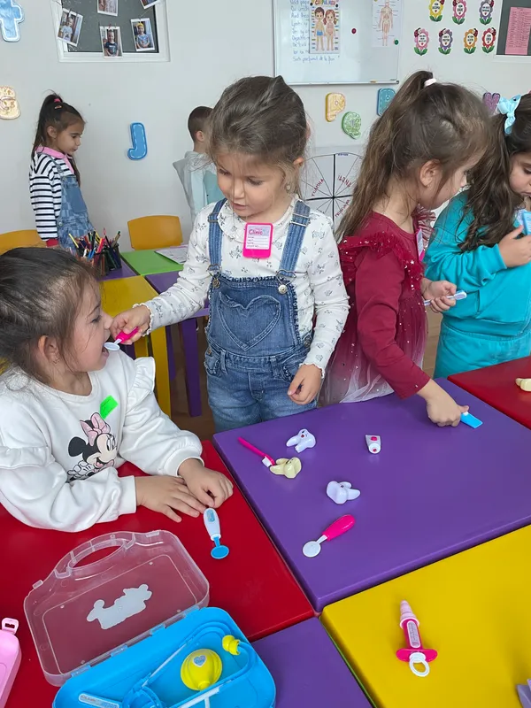 Centre: 🎭 Joc de rol: “La stomatolog”; 👷‍♂️Construcții: “Clinica dentara” (2)