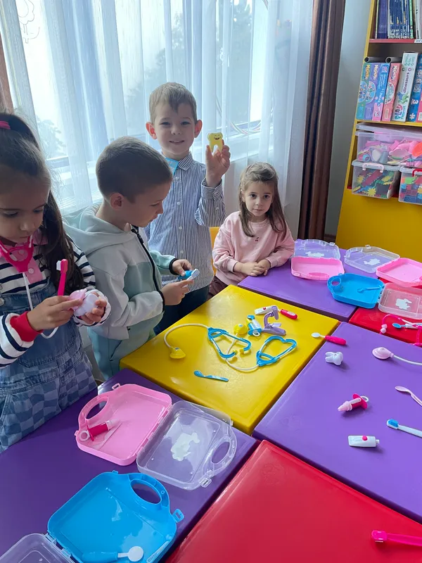 Centre: 🎭 Joc de rol: “La stomatolog”; 👷‍♂️Construcții: “Clinica dentara” (4)