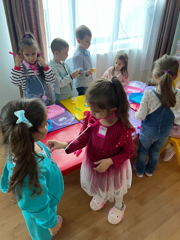 Centre: 🎭 Joc de rol: “La stomatolog”; 👷‍♂️Construcții: “Clinica dentara” (3)