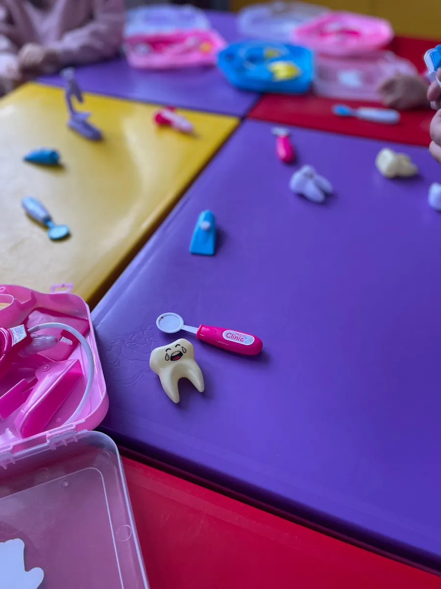 Centre: 🎭 Joc de rol: “La stomatolog”; 👷‍♂️Construcții: “Clinica dentara”