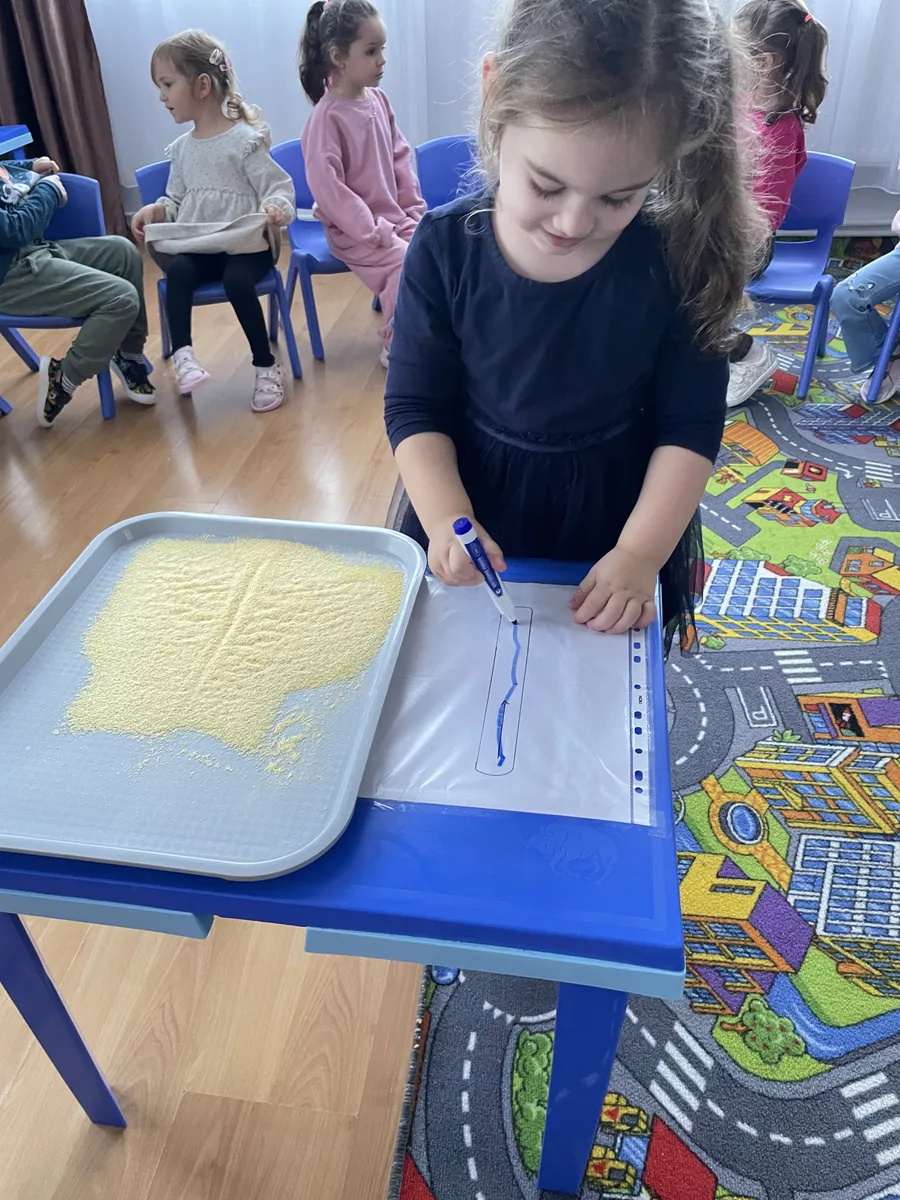DLC - Trasarea conturului literei „I” prin tehnici alternative (10)