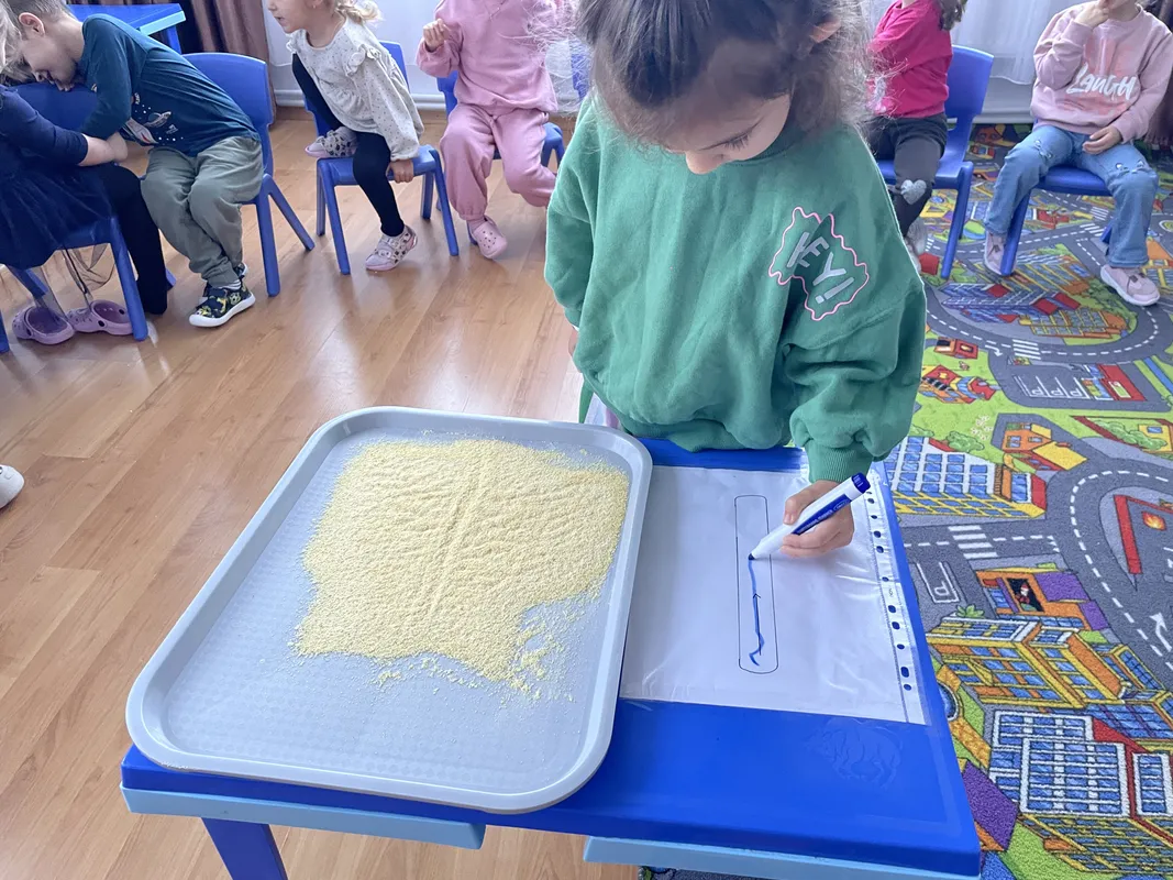 DLC - Trasarea conturului literei „I” prin tehnici alternative (8)