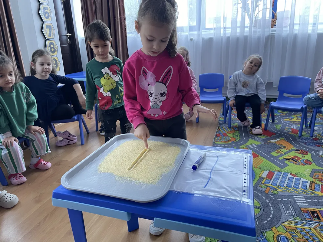 DLC - Trasarea conturului literei „I” prin tehnici alternative (3)
