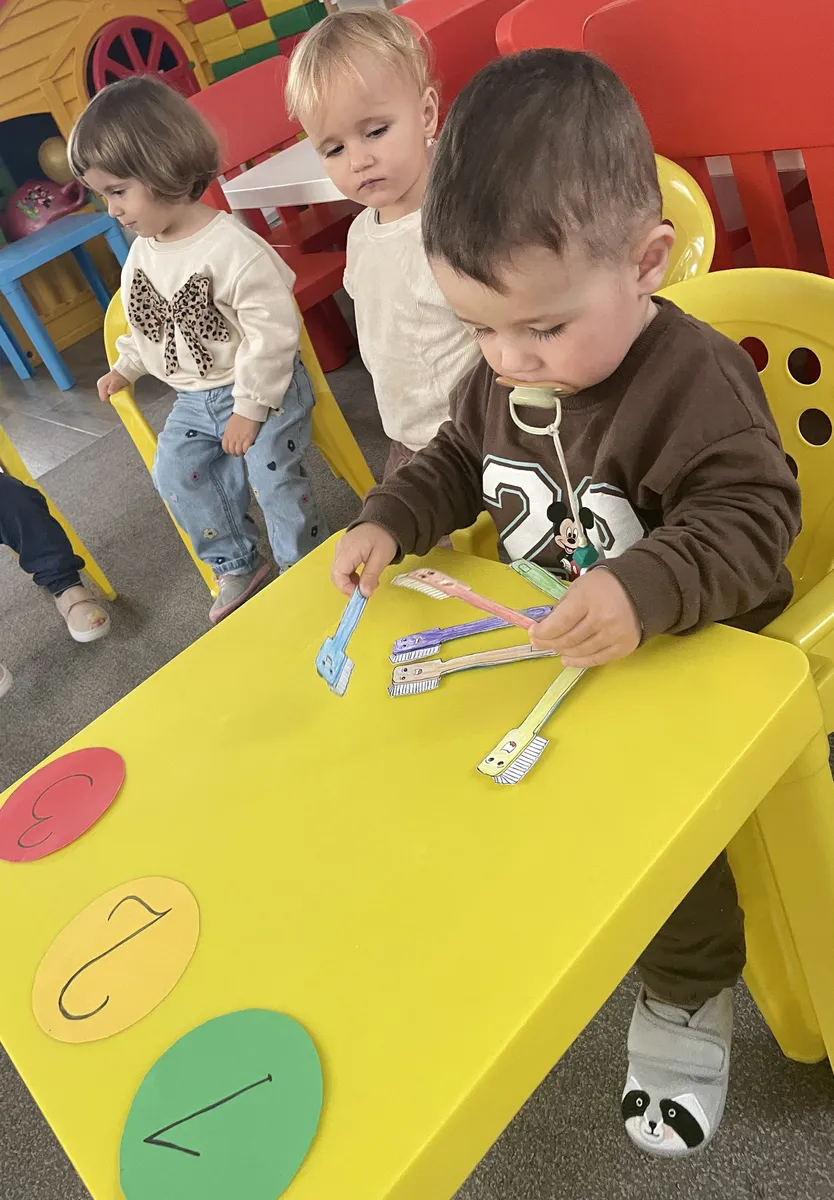 Ne-am pregatit ( colorat ) periuțele si-acum invatam sa- numaram😍1,2,3🤗 (8)