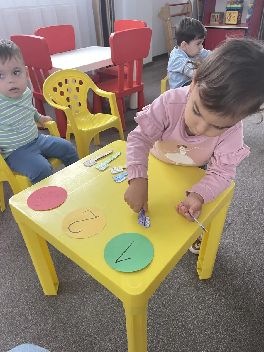 Ne-am pregatit ( colorat ) periuțele si-acum invatam sa- numaram😍1,2,3🤗 (6)