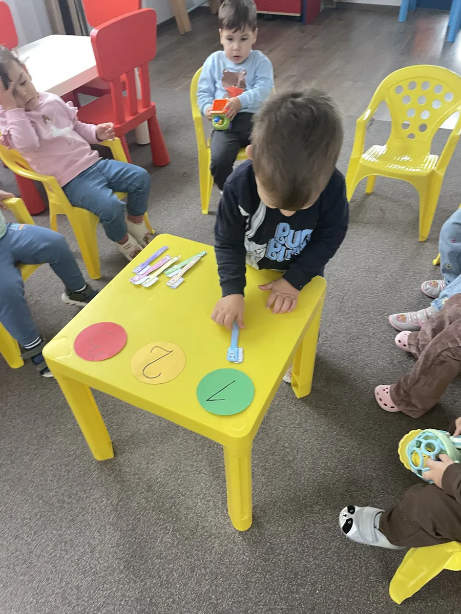 Ne-am pregatit ( colorat ) periuțele si-acum invatam sa- numaram😍1,2,3🤗 (4)