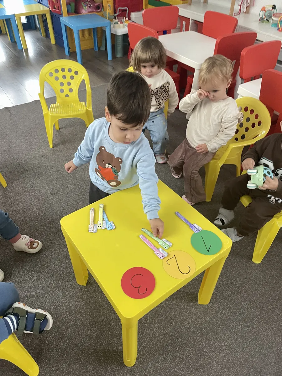 Ne-am pregatit ( colorat ) periuțele si-acum invatam sa- numaram😍1,2,3🤗 (7)