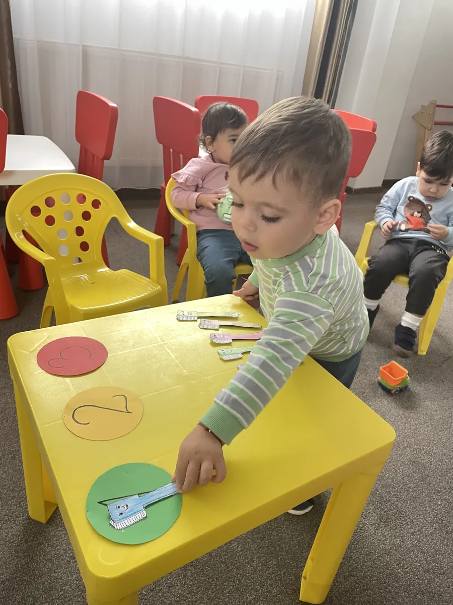 Ne-am pregatit ( colorat ) periuțele si-acum invatam sa- numaram😍1,2,3🤗 (3)