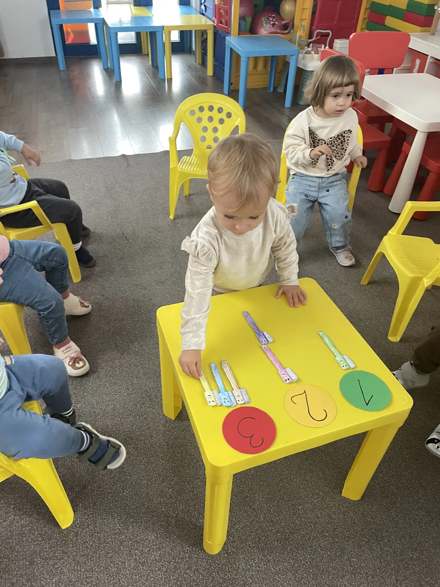 Ne-am pregatit ( colorat ) periuțele si-acum invatam sa- numaram😍1,2,3🤗 (5)
