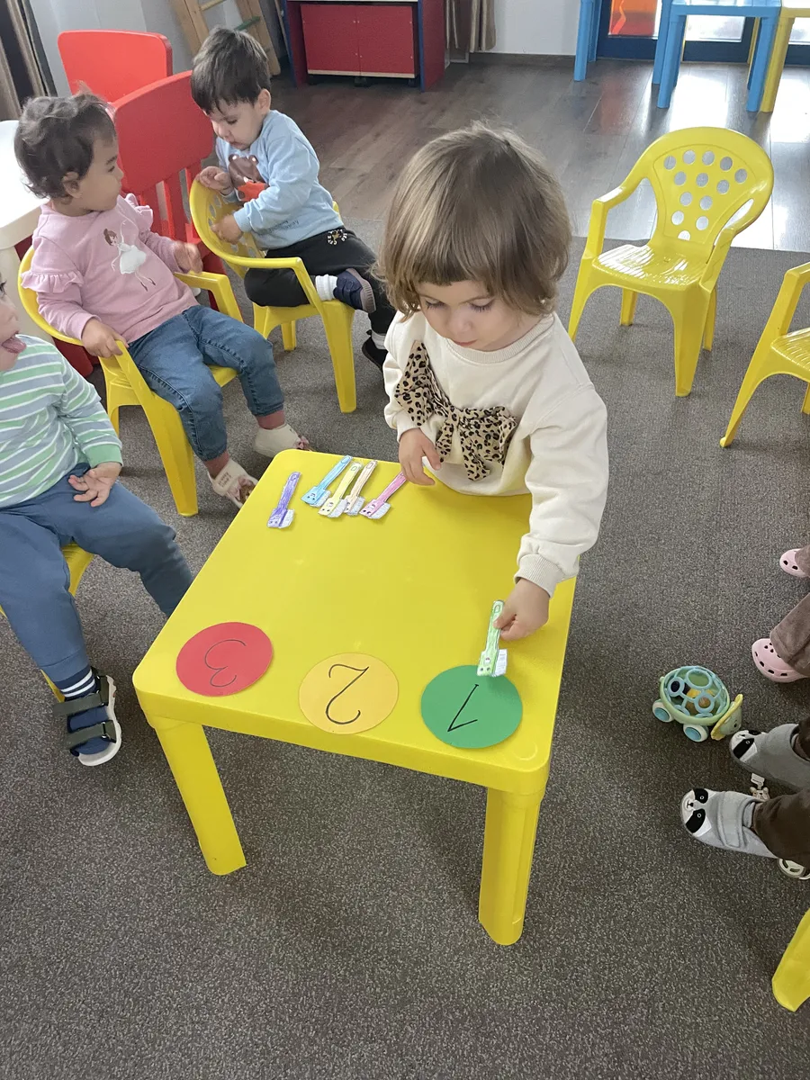 Ne-am pregatit ( colorat ) periuțele si-acum invatam sa- numaram😍1,2,3🤗 (2)